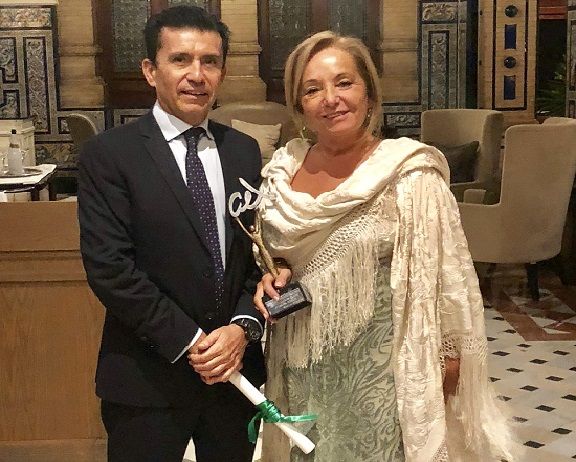 LA CLÍNICA DEL DR. CUEVAS Y LA DRA. QUEIPO RECIBE EL PREMIO ANDALUZ A LA EXCELENCIA EN ATENCIÓN MÉDICA