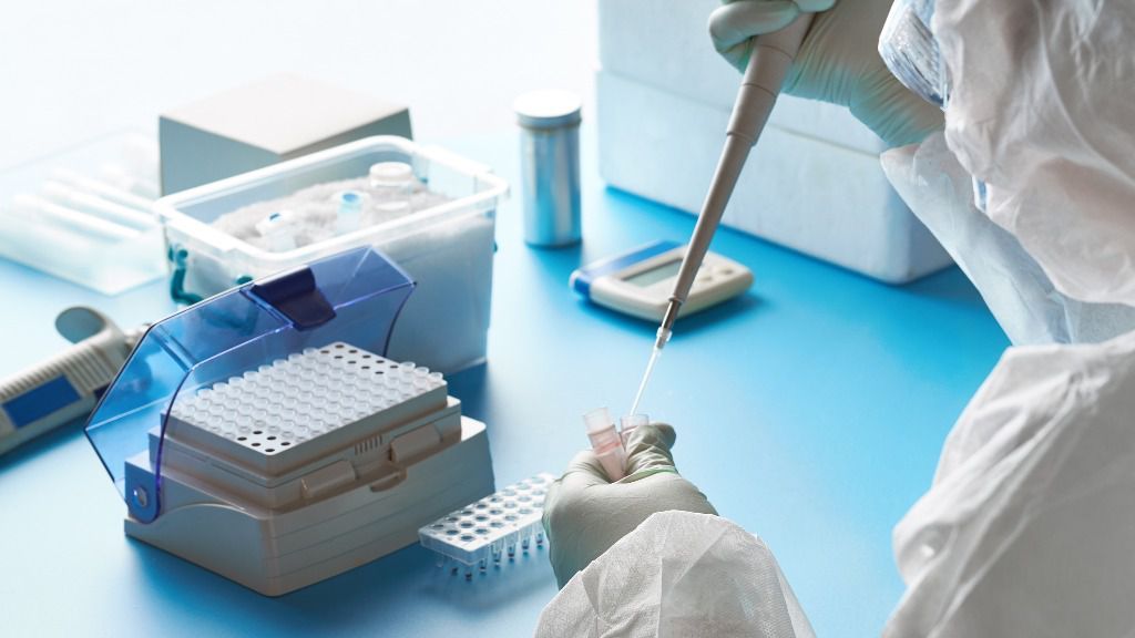 Los dentistas que hayan estado en contacto con un positivo de SARS-CoV-2 no tendrán que hacer cuarentena si tienen PCR negativa
