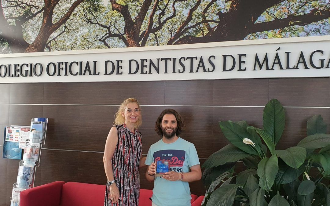 El Dr. Miraglia recibe un regalo en agradecimiento por su ponencia