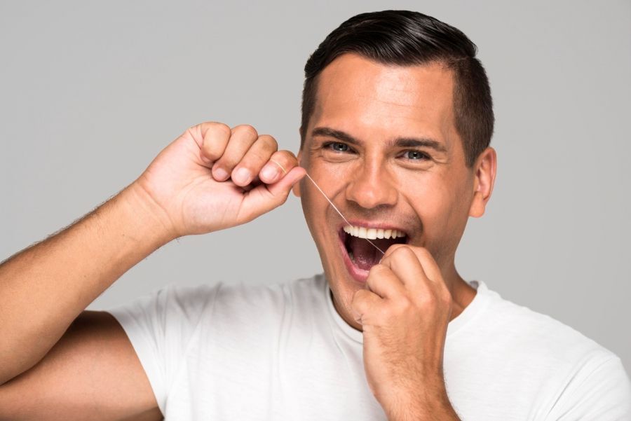 Solo el 34% de los españoles mantiene una rutina diaria de higiene interdental