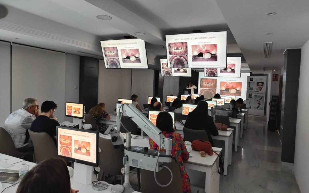 La Dra. Austro ha impartido el curso: «Actualización en Odontopediatría»